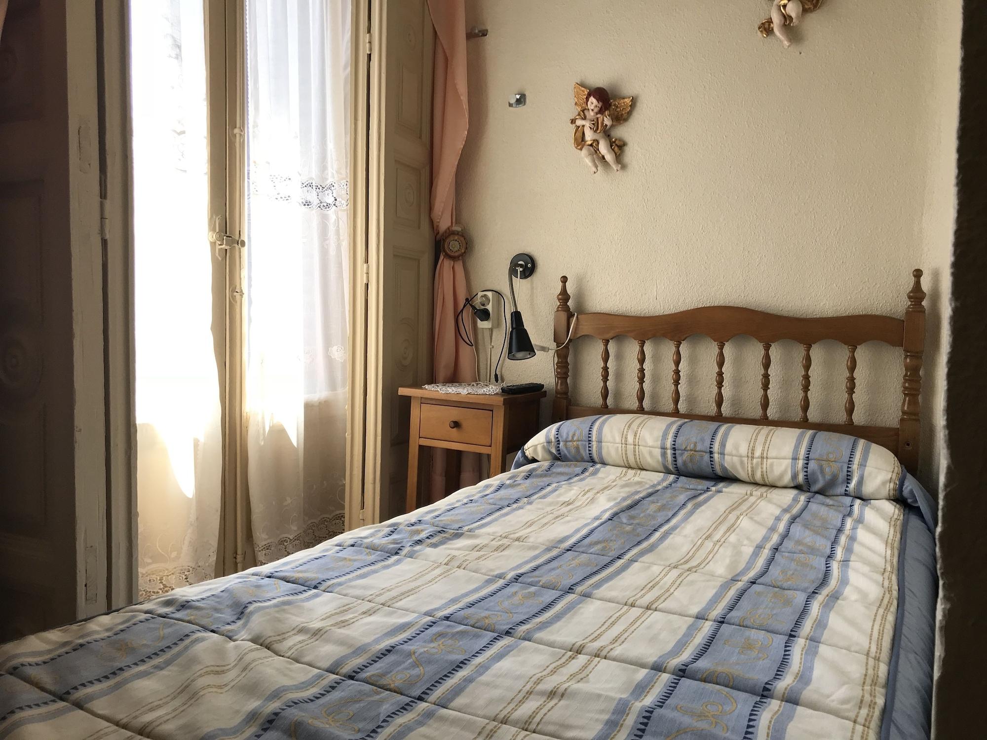 Hostel Rc Miguel Angel Madrid Exteriér fotografie A bedroom in a Spanish hotel