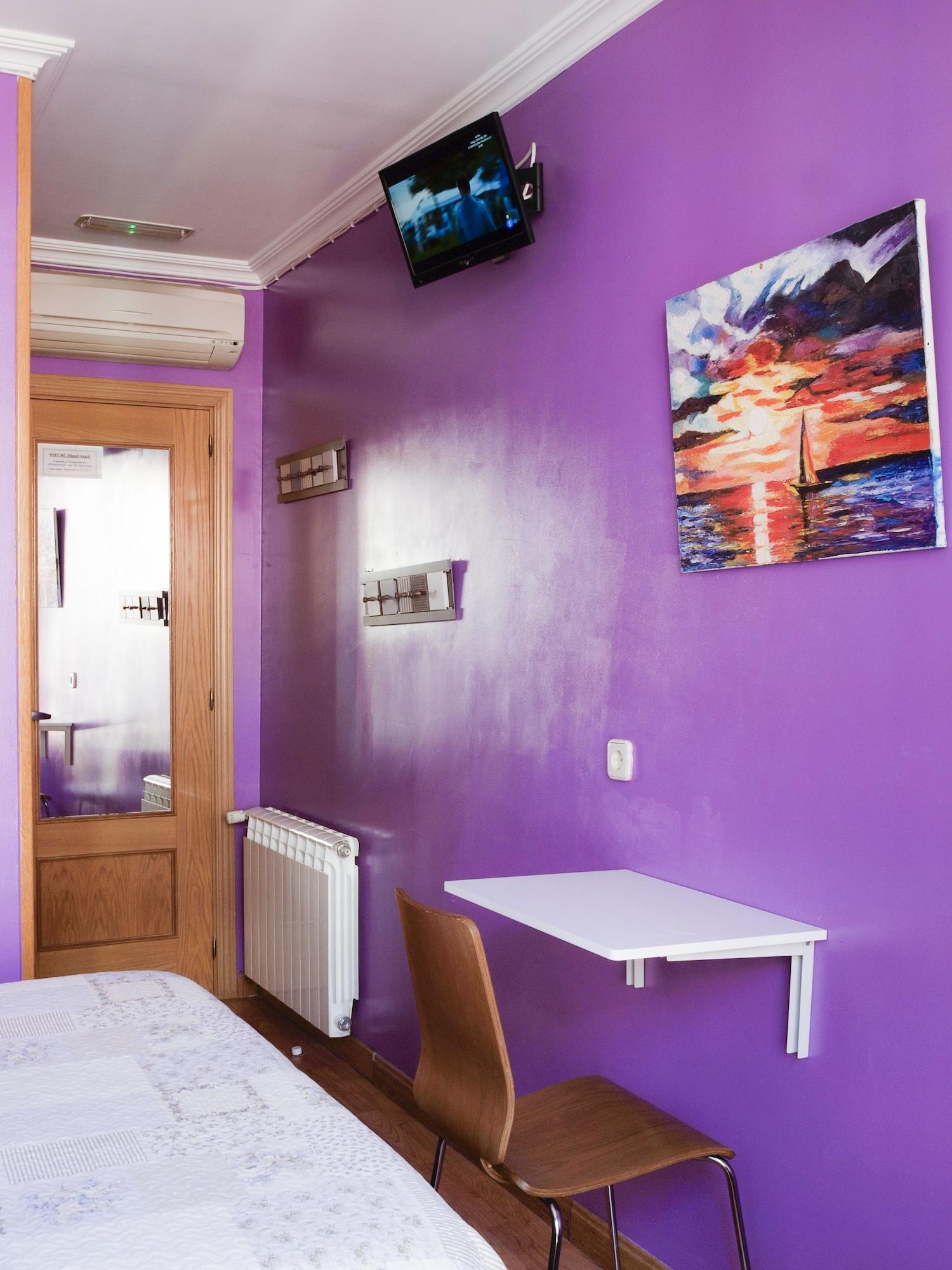 Hostel Rc Miguel Angel Madrid Exteriér fotografie A room at the hostel