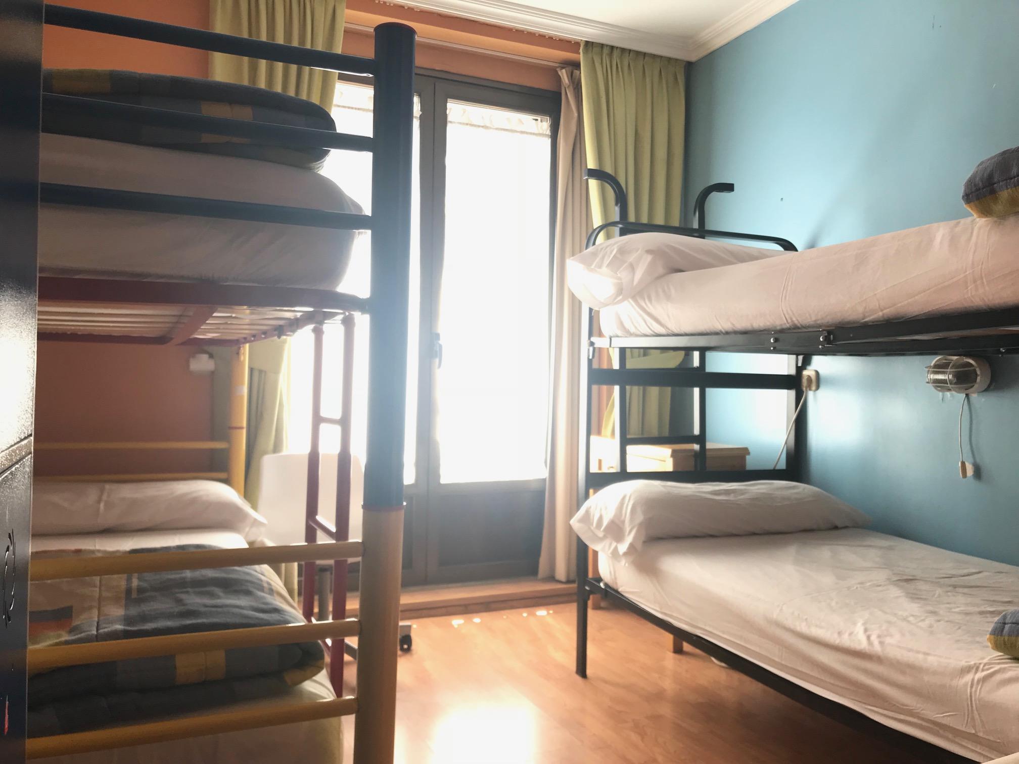 Hostel Rc Miguel Angel Madrid Exteriér fotografie A typical hostel room