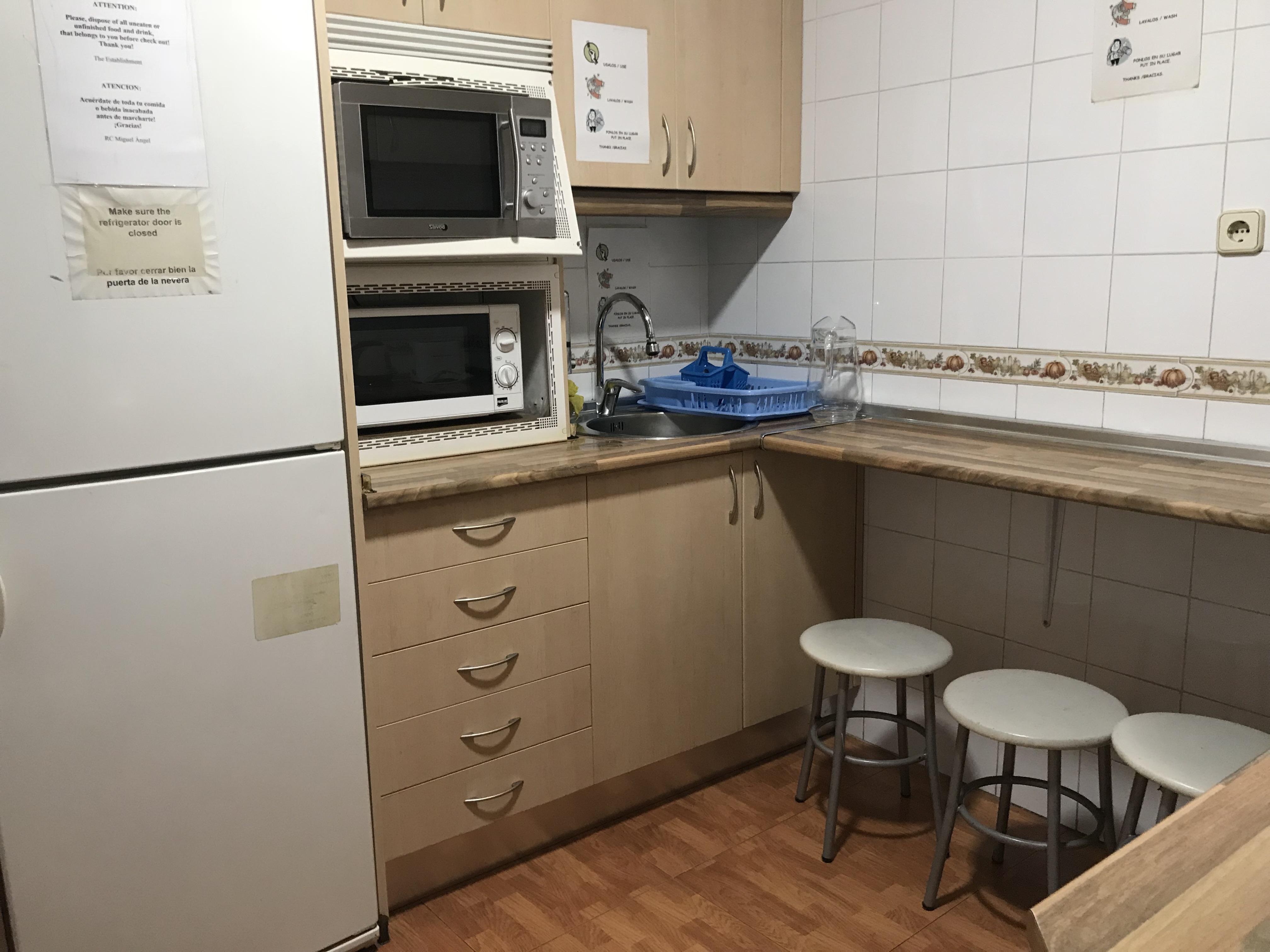 Hostel Rc Miguel Angel Madrid Exteriér fotografie A shared kitchen at a hostel