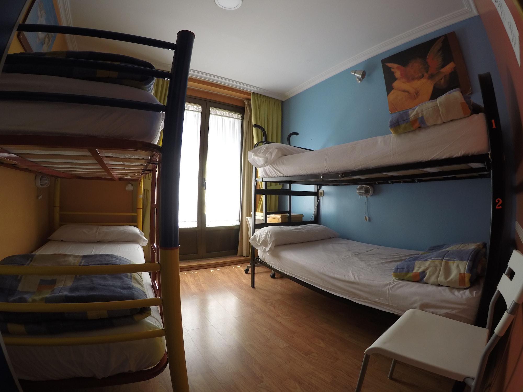 Hostel Rc Miguel Angel Madrid Exteriér fotografie Hostel room in Madrid, Spain
