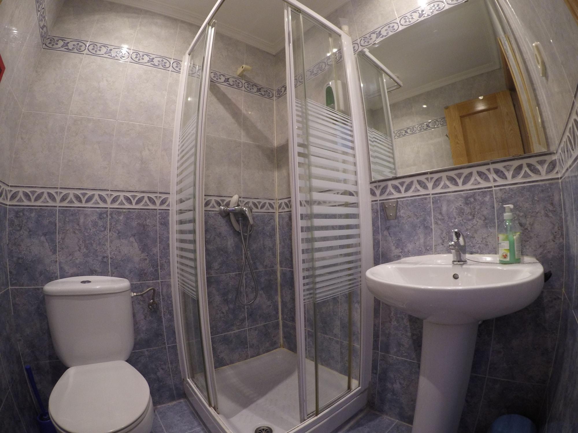 Hostel Rc Miguel Angel Madrid Exteriér fotografie A shower cubicle