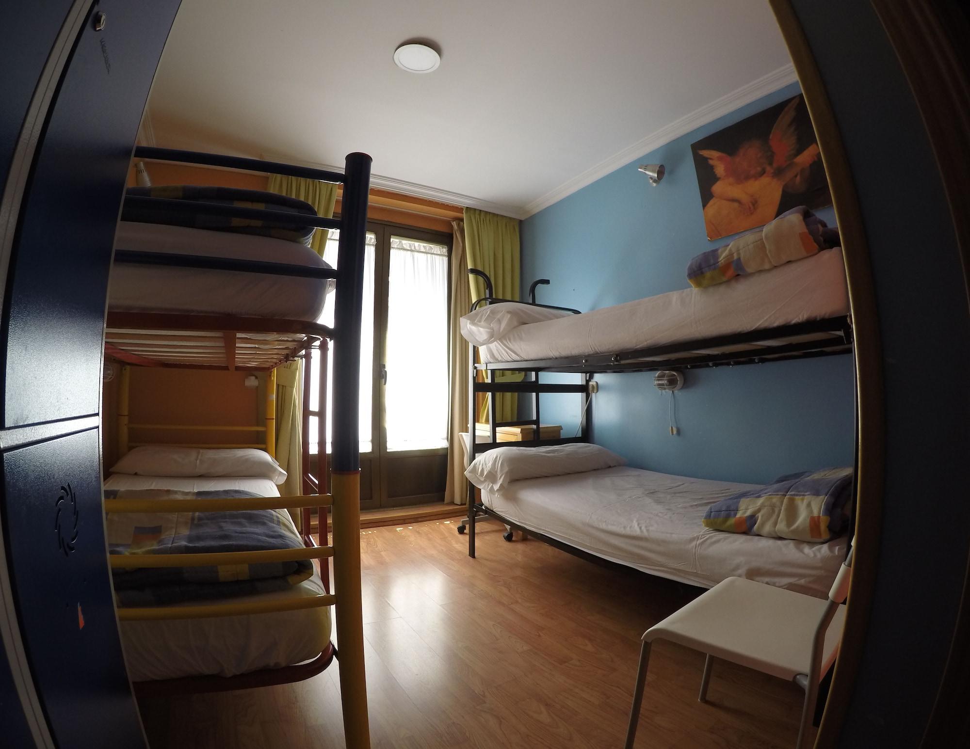 Hostel Rc Miguel Angel Madrid Exteriér fotografie Hostel room in Madrid, Spain