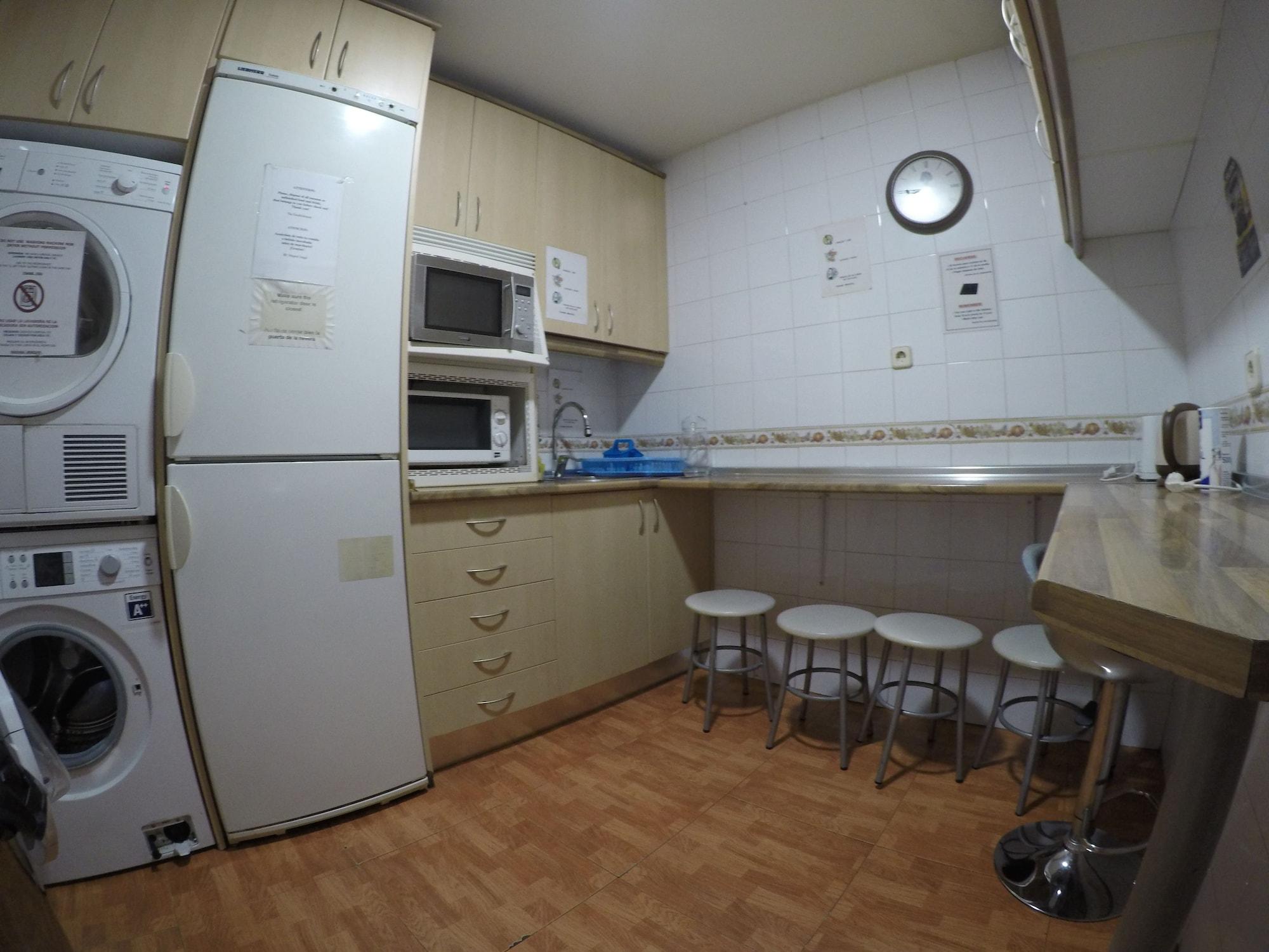 Hostel Rc Miguel Angel Madrid Exteriér fotografie A typical kitchen in a hostel