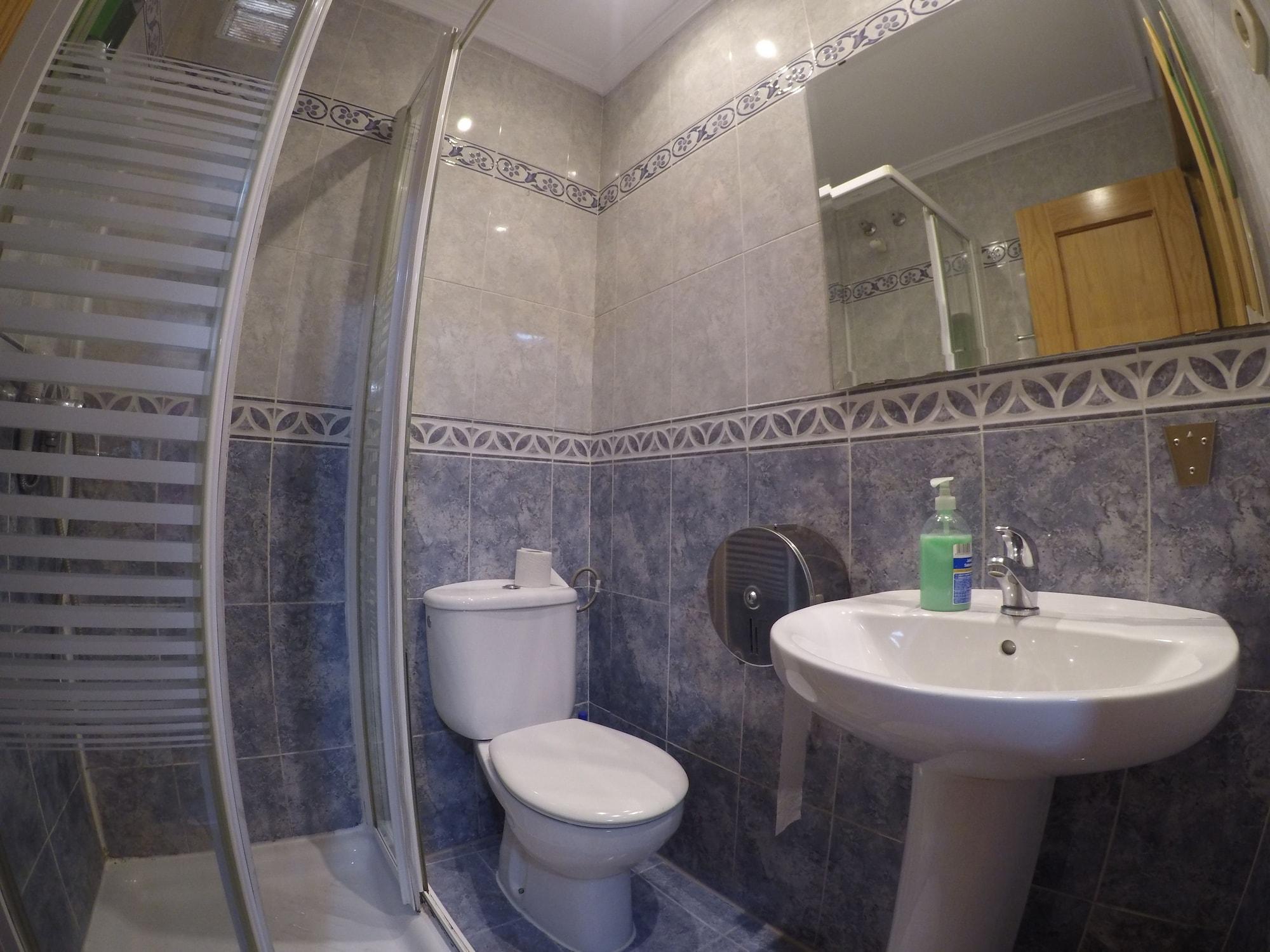 Hostel Rc Miguel Angel Madrid Exteriér fotografie Bathroom with shower cubicle