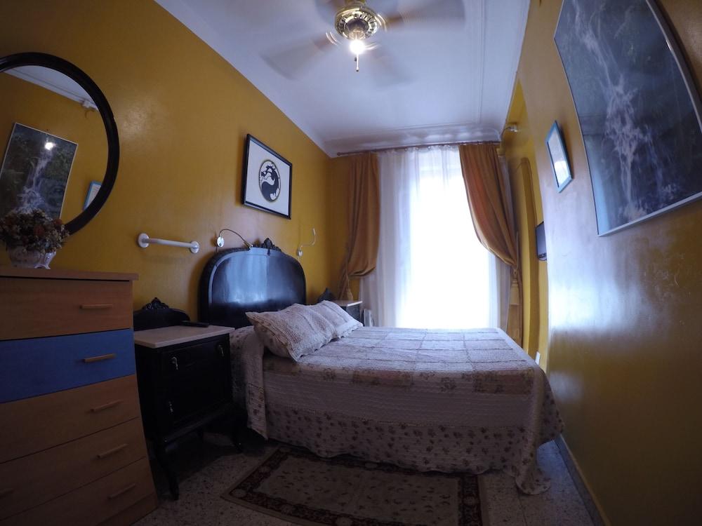 Hostel Rc Miguel Angel Madrid Exteriér fotografie A room at the hotel