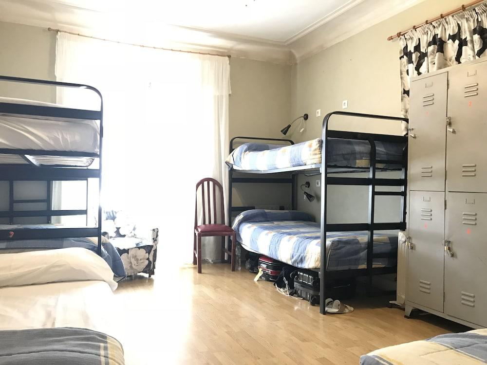 Hostel Rc Miguel Angel Madrid Exteriér fotografie A typical dormitory room at the International House