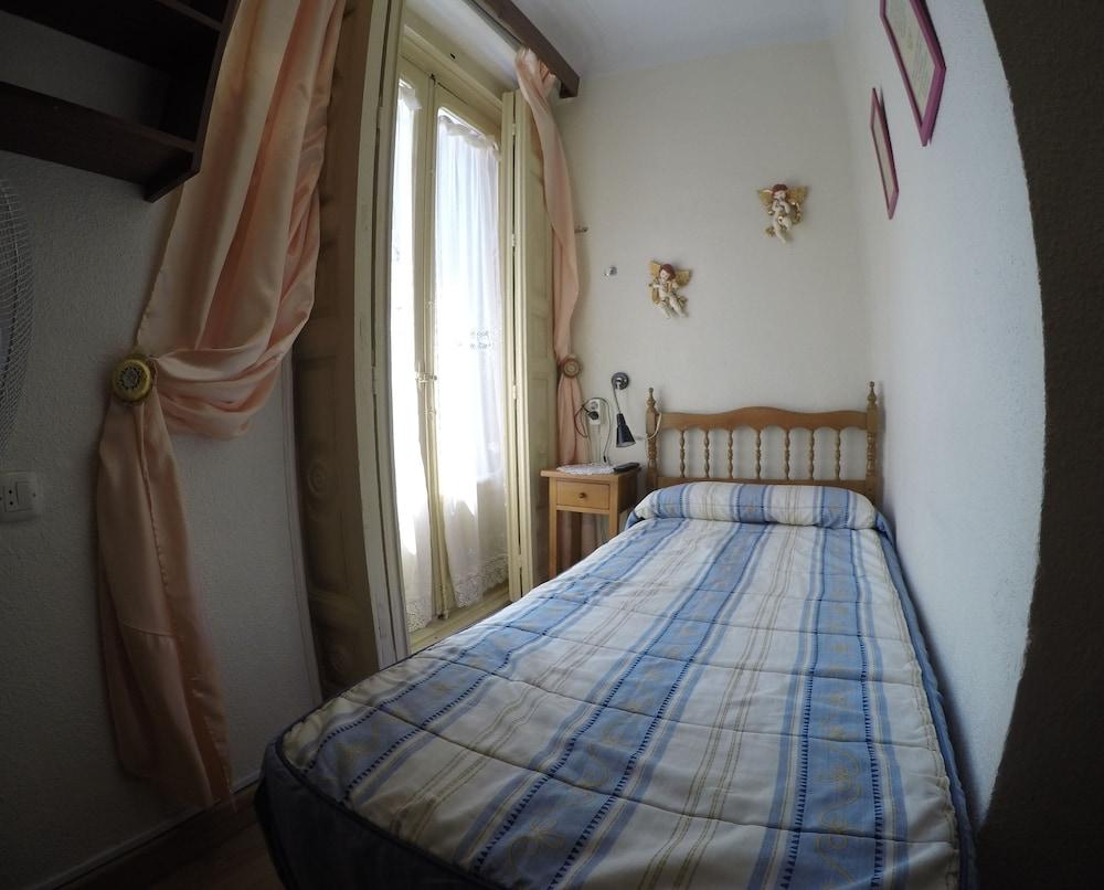 Hostel Rc Miguel Angel Madrid Exteriér fotografie A single room in a Spanish hostel