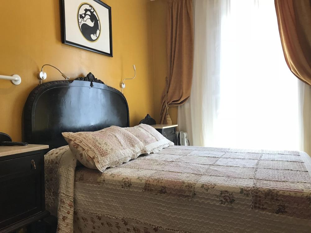 Hostel Rc Miguel Angel Madrid Exteriér fotografie A bed