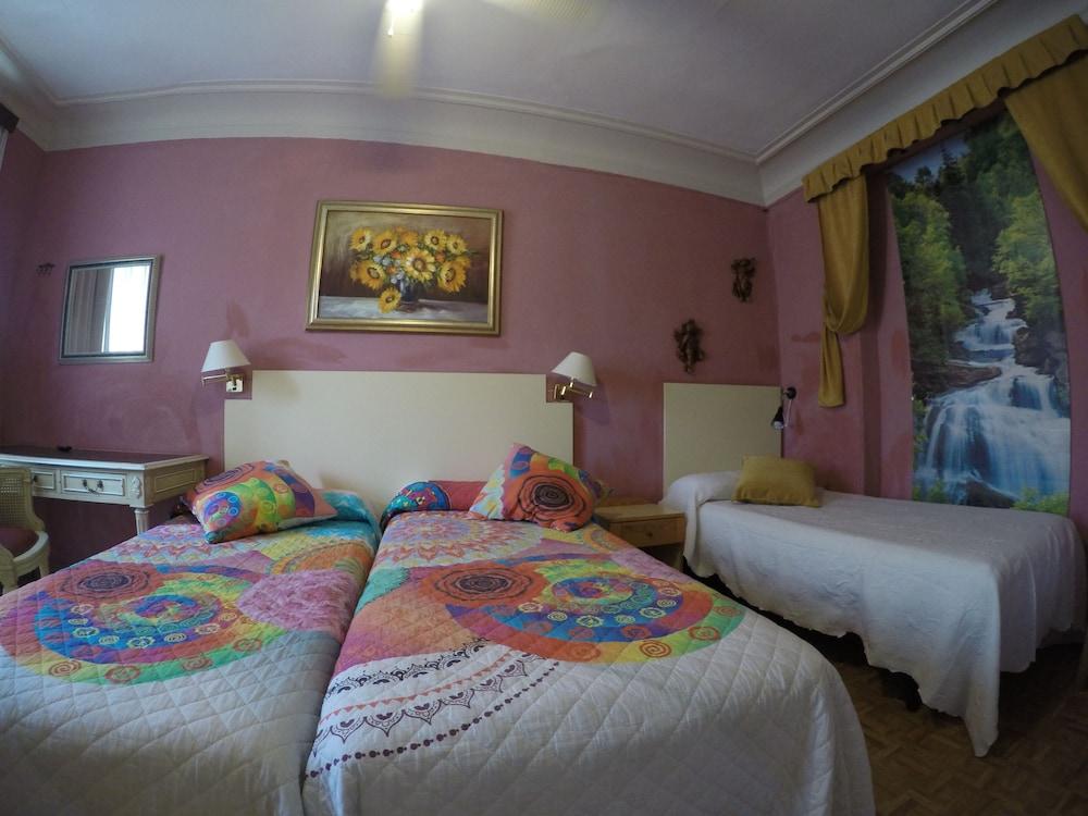 Hostel Rc Miguel Angel Madrid Exteriér fotografie A room at the hotel
