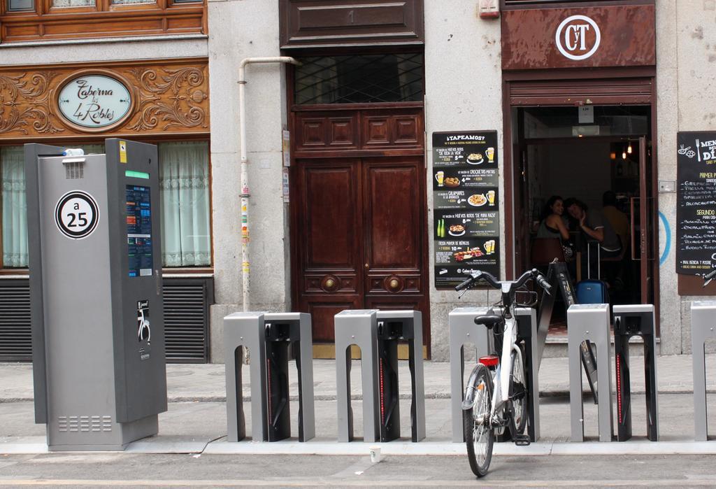 Hostel Rc Miguel Angel Madrid Exteriér fotografie Vélo'v station