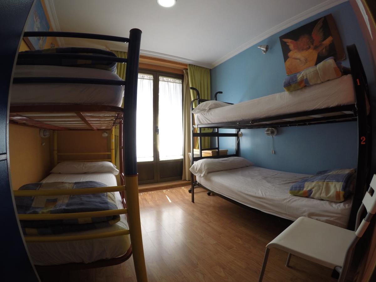 Hostel Rc Miguel Angel Madrid Exteriér fotografie Hostel room in Madrid, Spain