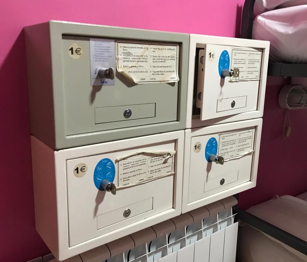 Hostel Rc Miguel Angel Madrid Exteriér fotografie Private mailboxes in a French post office