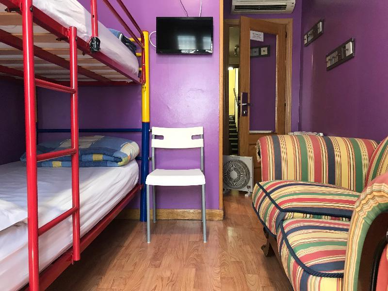 Hostel Rc Miguel Angel Madrid Exteriér fotografie Hostel room in Madrid, Spain