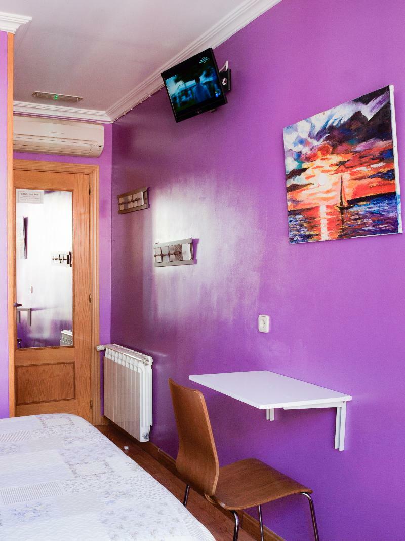 Hostel Rc Miguel Angel Madrid Exteriér fotografie A room with purple walls